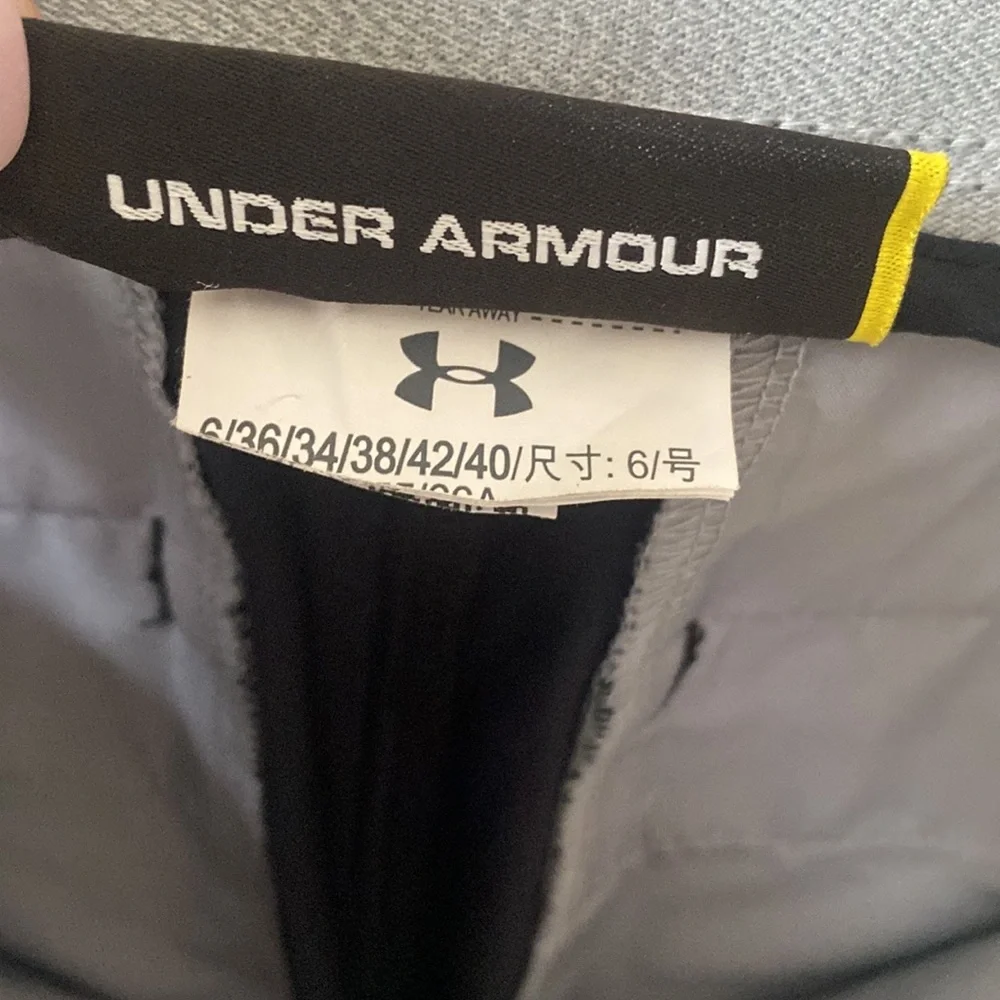 (A6) Under Armor Black Button Fly‎ split hem Fitted shorts, Size S